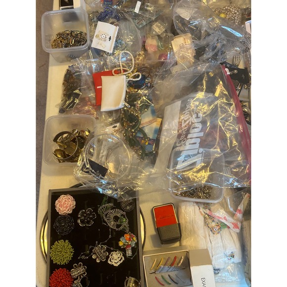 Over 4000 Pieces Costume Jewelry And Branded Jewelry - Picture 10 of 16